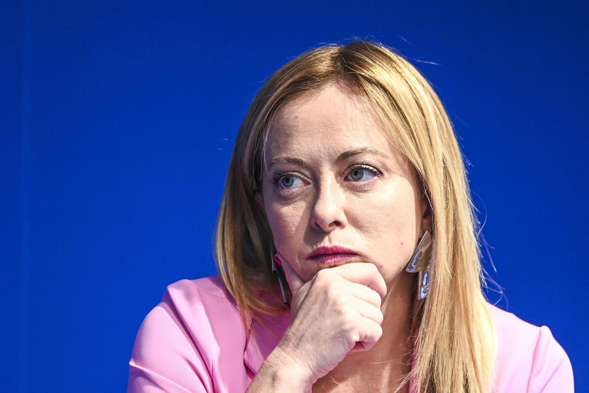 Guerra atomica tra Meloni e il Cav