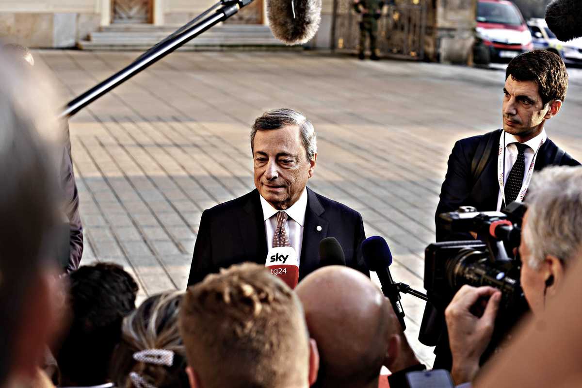 Draghi fa l’opossum e snobba il Parlamento