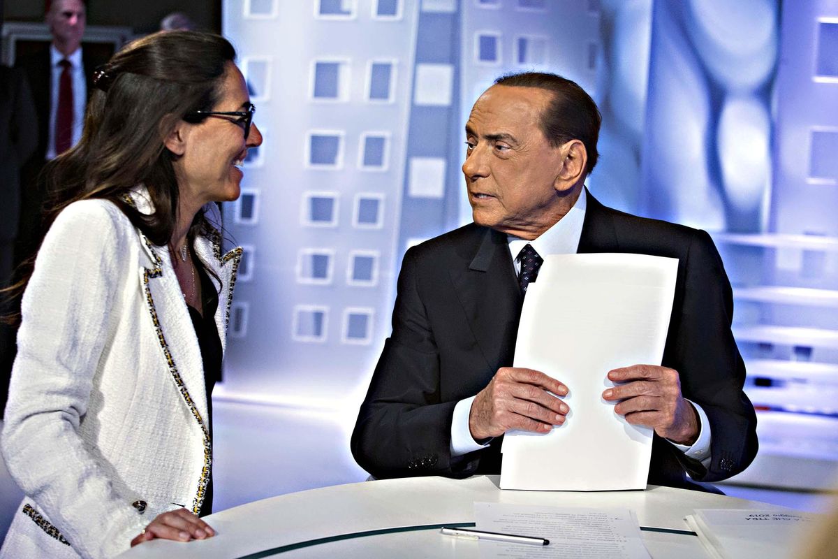 Il Cav dà i senatori alla Ronzulli. Poi scatena il caos parlando di Putin