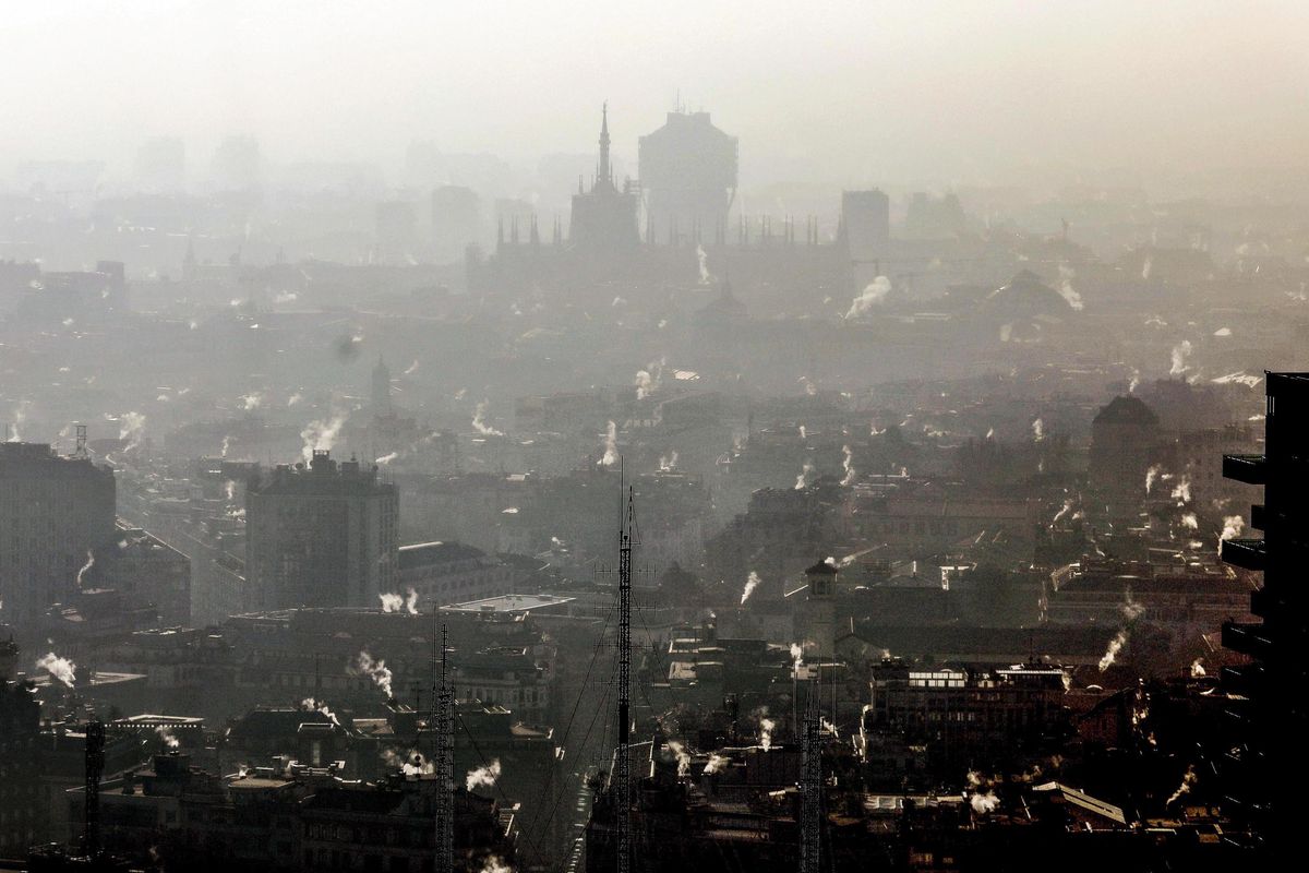 Lo smog è in salita: stop anche alle auto con la scatola nera