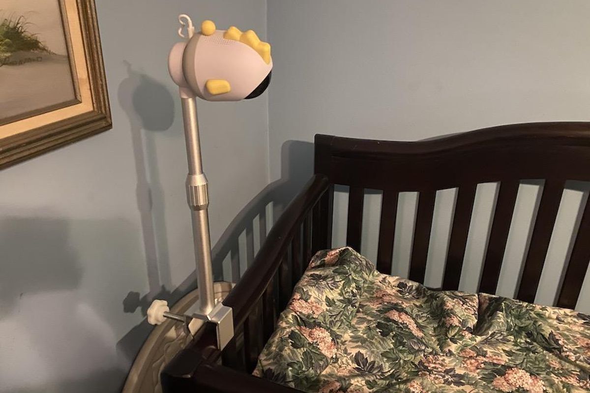 Simshine Baby Pro Monitor is a smart Ai powered 2k HD baby monitor on a crib