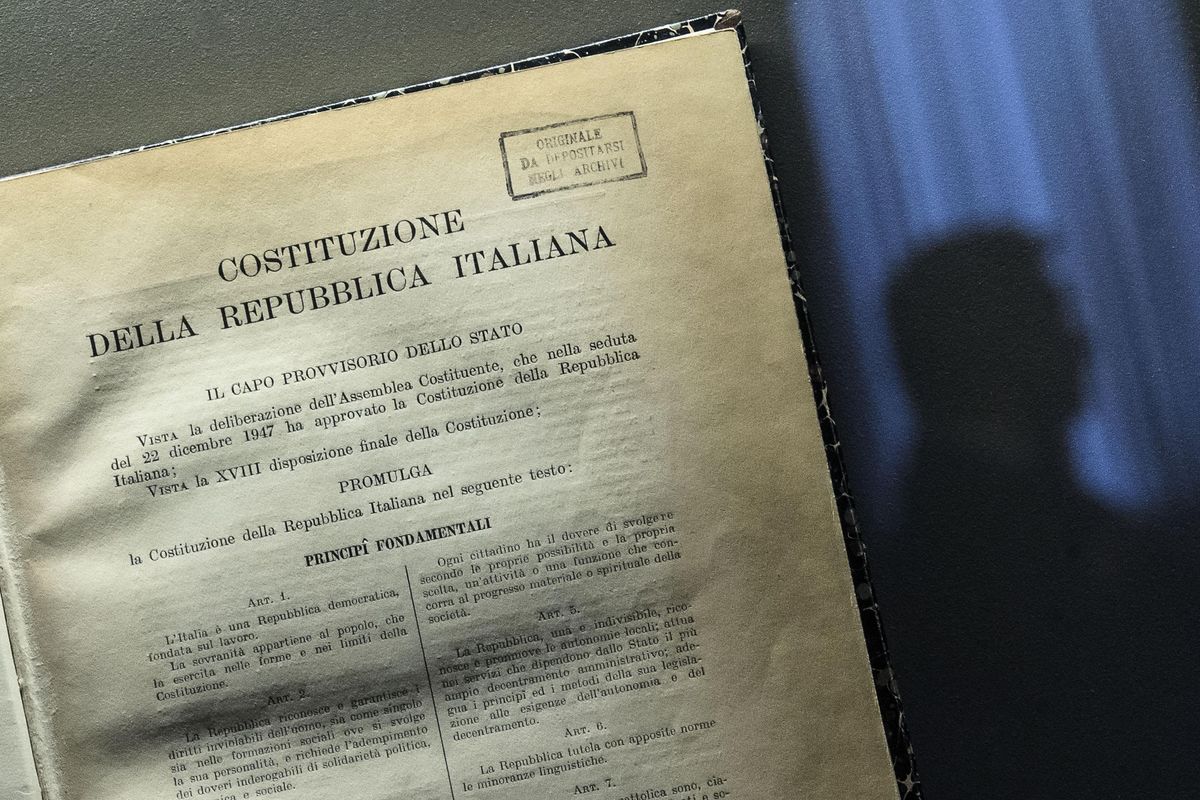 La Costituzione va letta per intero: tutela anche famiglia naturale e vita