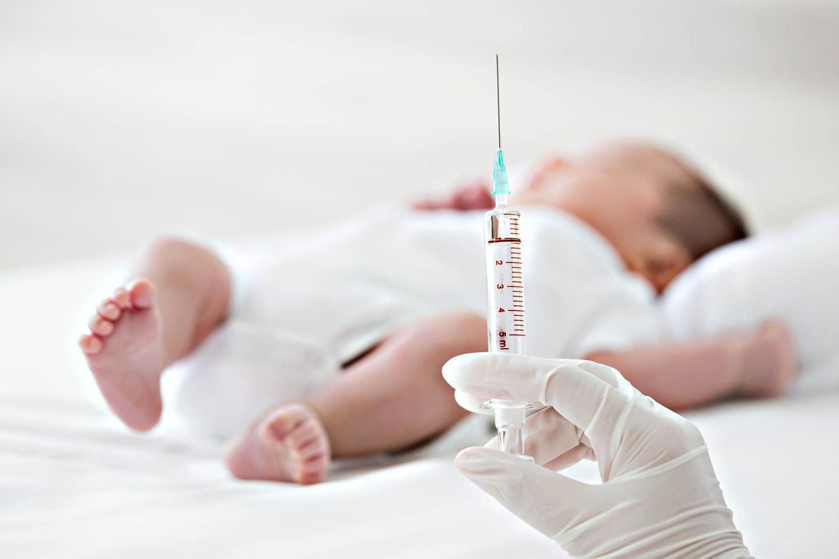 La psicosi vaccino piomba pure sui neonati