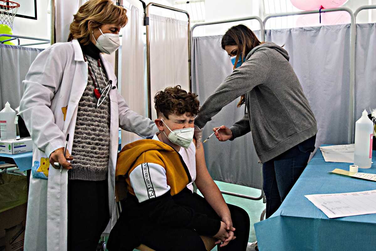Il piano dei pediatri per fare le iniezioni ai bambini: mettere paura ai genitori