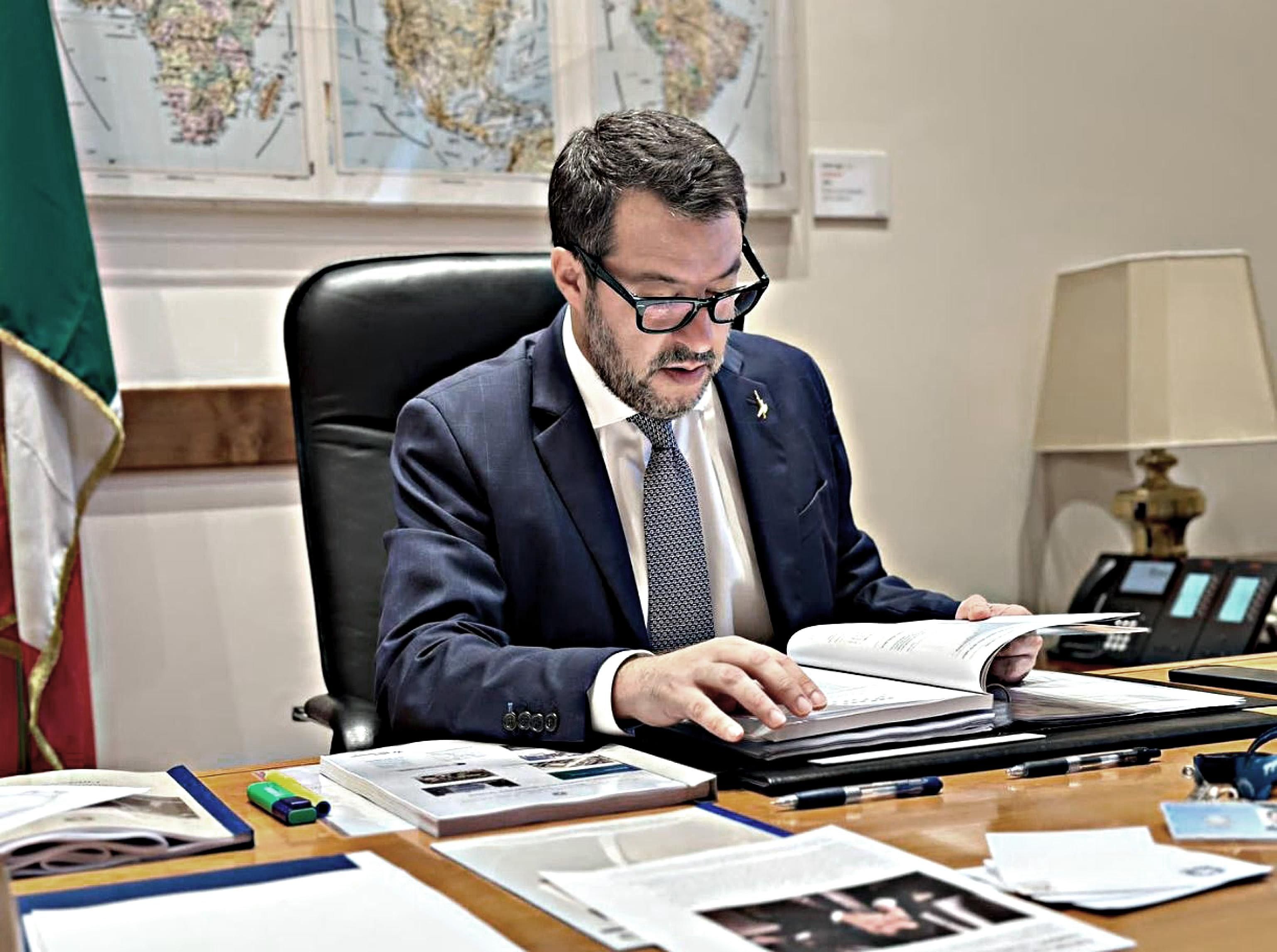 Salvini battezza la Guardia costiera. Piantedosi già al lavoro sugli sbarchi