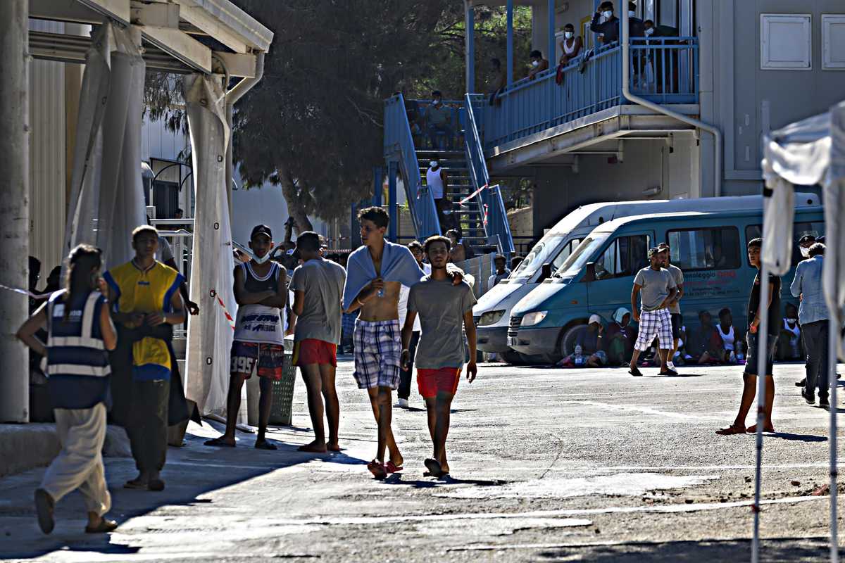L’Italia alle Ong: «Diteci chi trasportate»