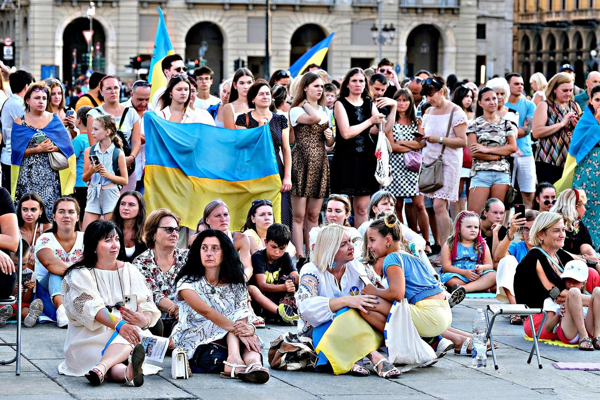 Le piazze a favore della pace si fan la guerra