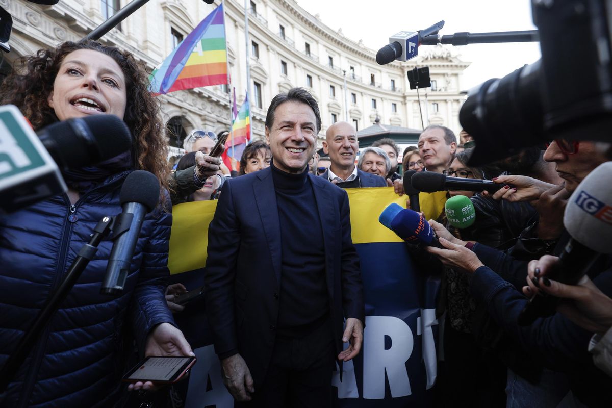 Conte frega la piazza al Pd: «Basta armi a Zelensky». E Letta se ne va tra i fischi