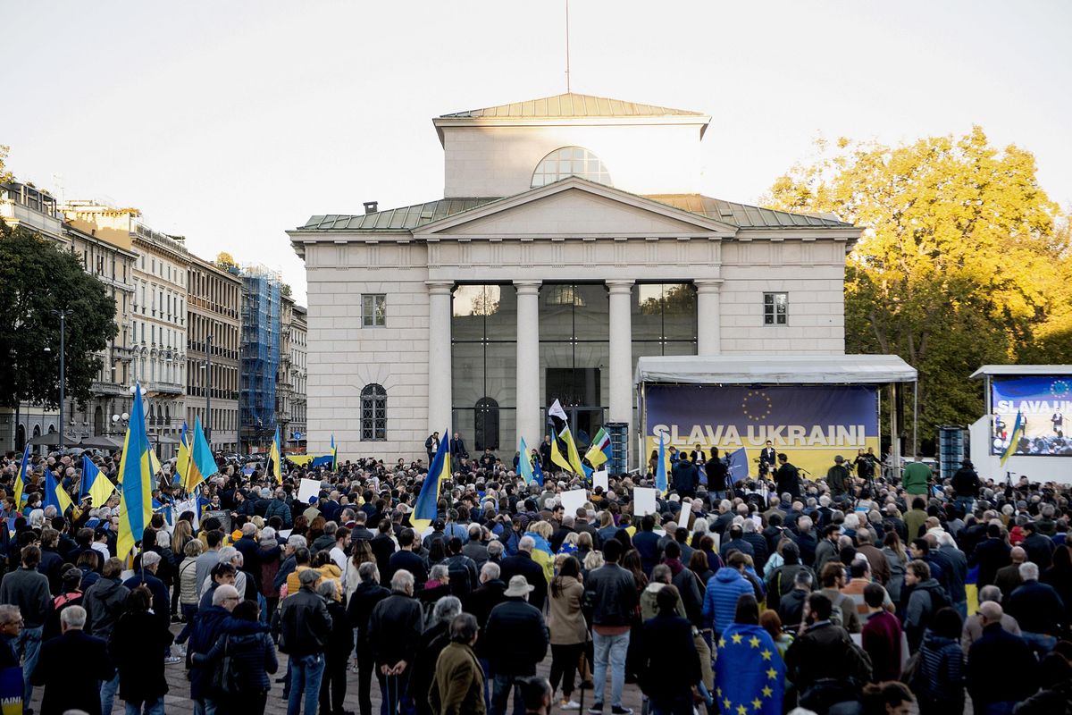 Altro che pace, il corteo milanese spara sul M5s e pensa al Pirellone