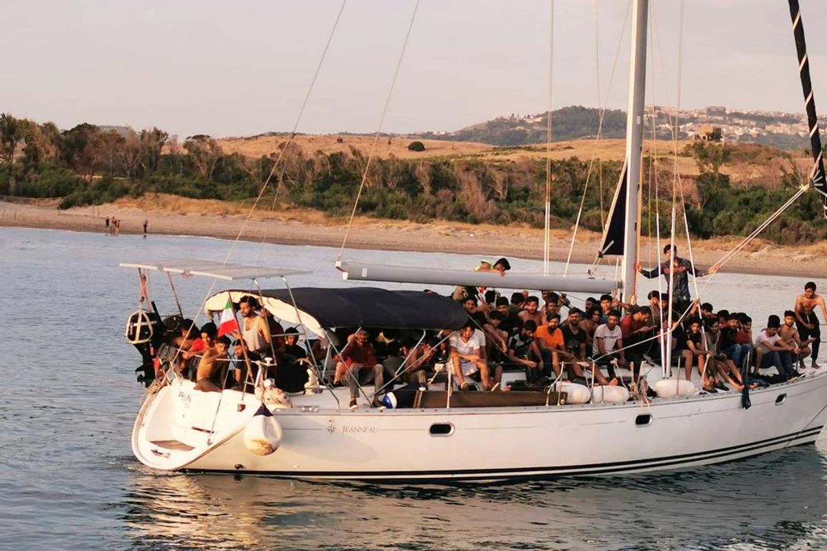 L’assalto all’Italia continua coi barconi a vela