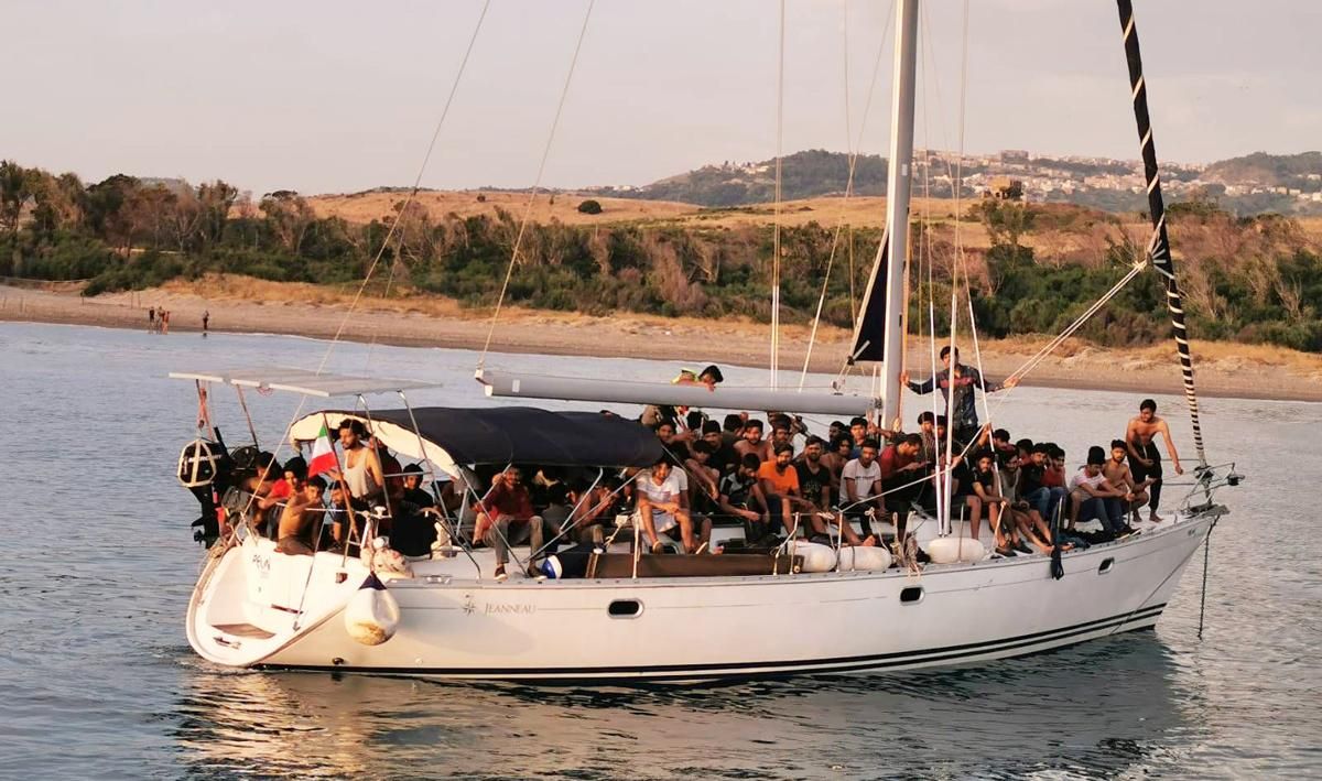 L’assalto all’Italia continua coi barconi a vela