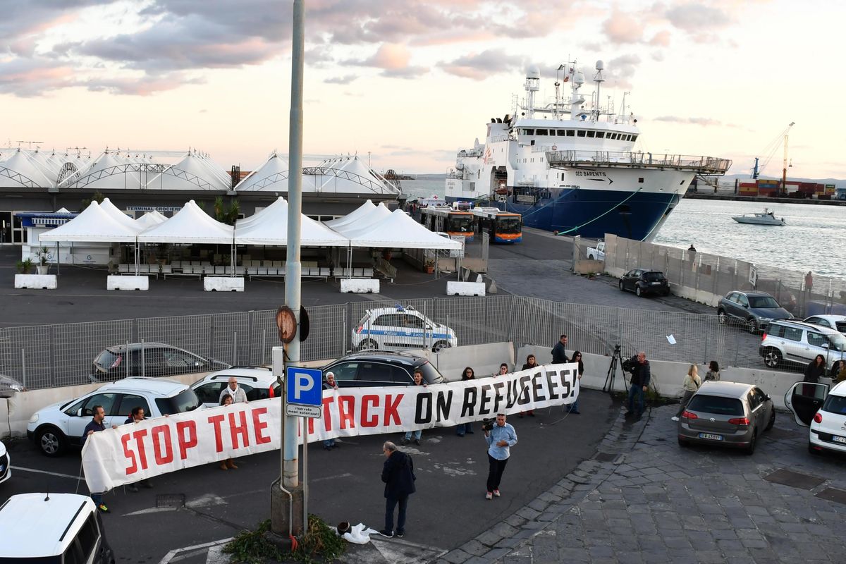 La sinistra sposa le navi che occupano i porti