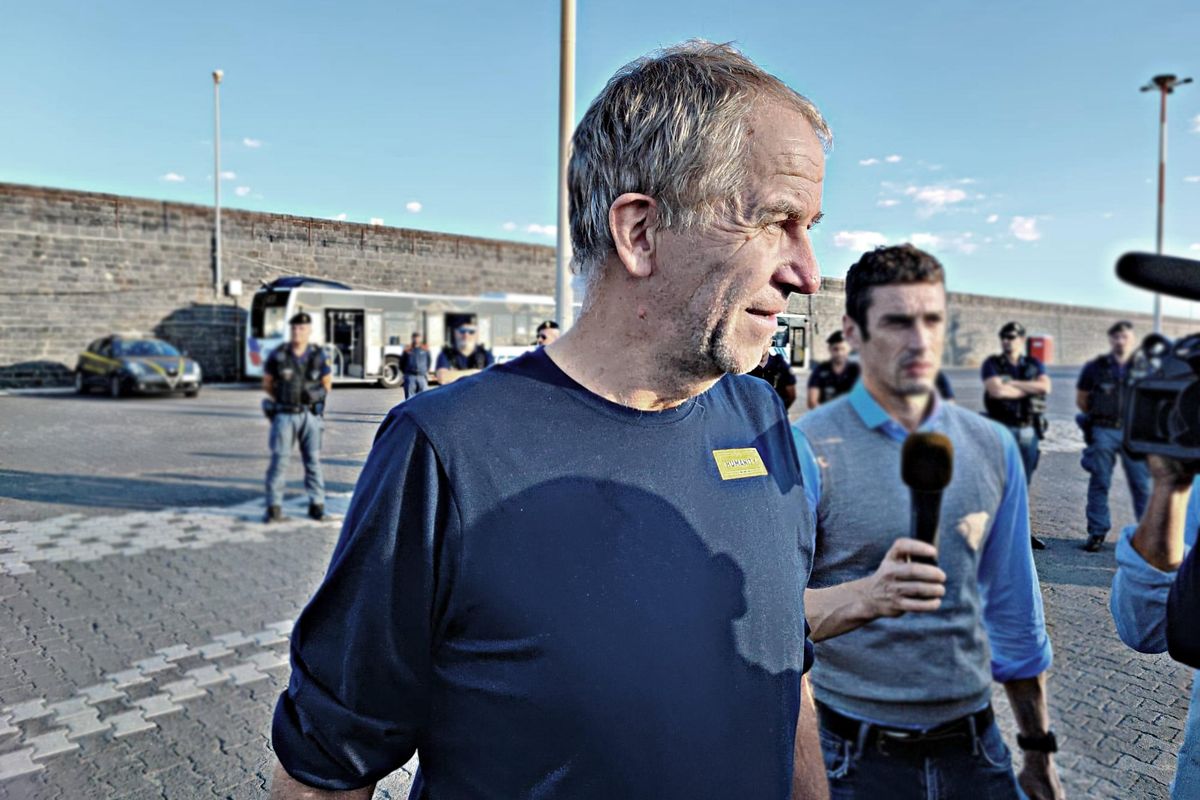 La «capitana» Carola è tornata: è un sessantenne (e non ha i rasta)