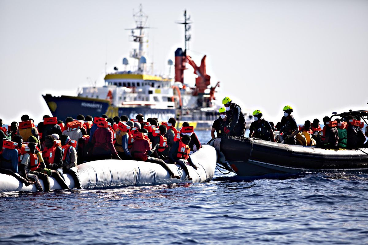 Le due Ong non schiodano «I migranti sono depressi». Ma arrivano le maxi multe