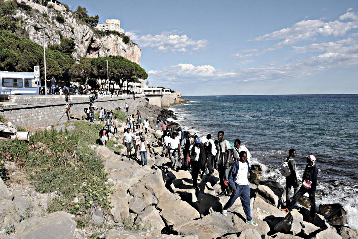 I professorini di diritto e umanità che randellano gli africani al confine