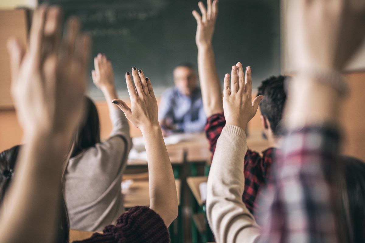 Studentessa vuole passare per maschio. Il prof non ci sta ma adesso rischia lui