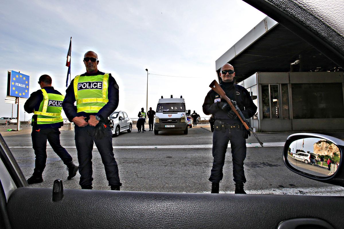 Non prendiamo lezioni di umanità da Parigi