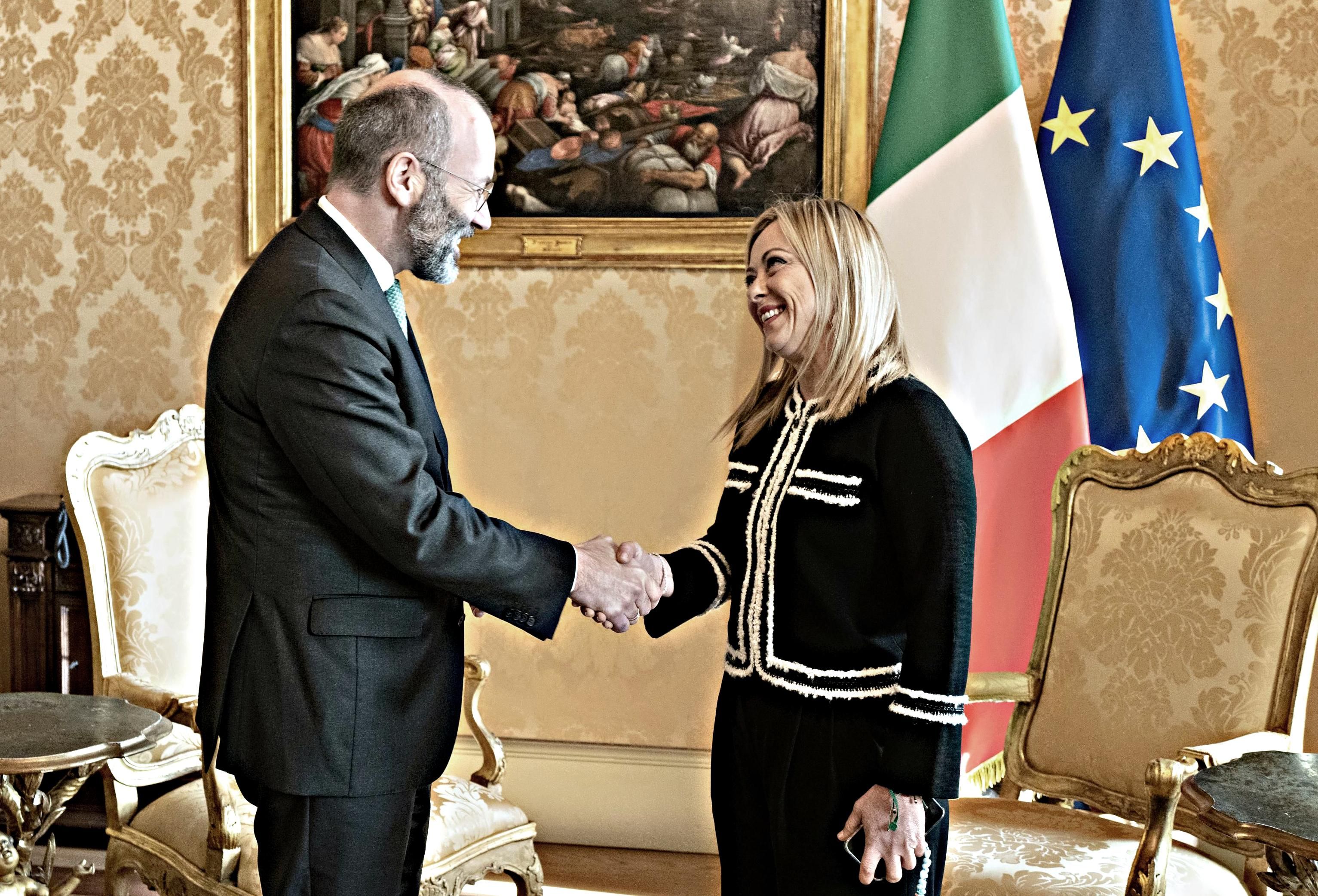 Adesso è Macron a essere rimasto da solo