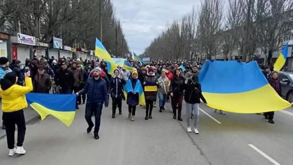 Kremlin Still Claims Kherson Even As Russian Troops Abandon Major Port City