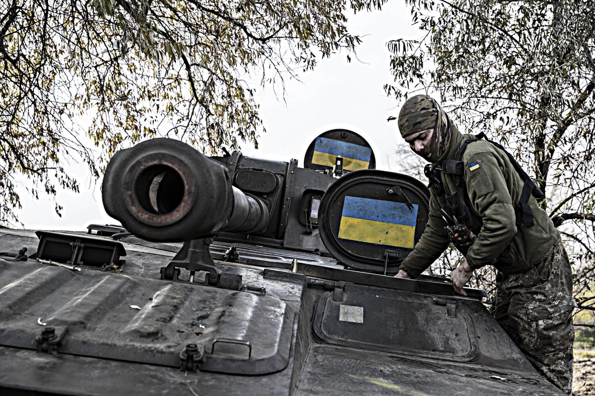 Kherson ritorna all’Ucraina ma i russi sono tutt’attorno. Usa divisi sui colloqui di pace