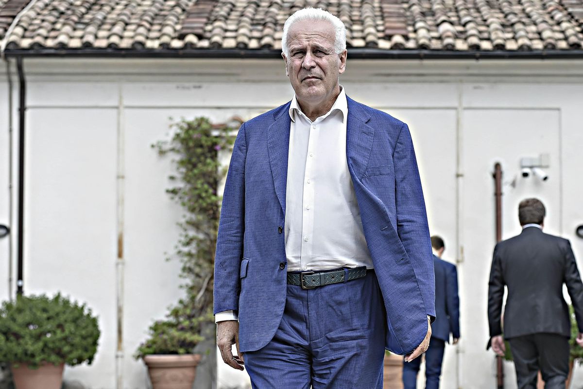 Studio medico cura le vittime dei sieri ignorate dallo Stato. Ma il Pd lo attacca