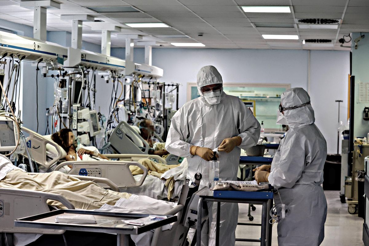 Torna la litania sulle intensive piene di non vaccinati. Ma il vero nodo sono le cure