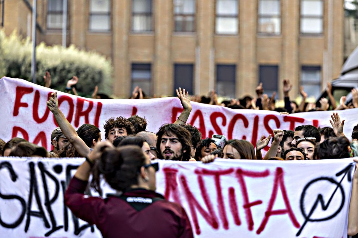 I fan degli idranti contro i portuali piangono per i violenti della Sapienza