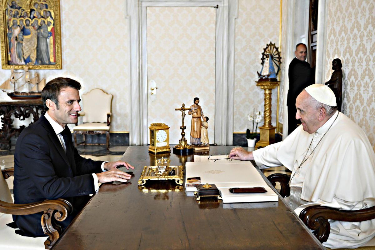 Macron punta sul Papa per la pace mentre Putin si prepara all’atomica