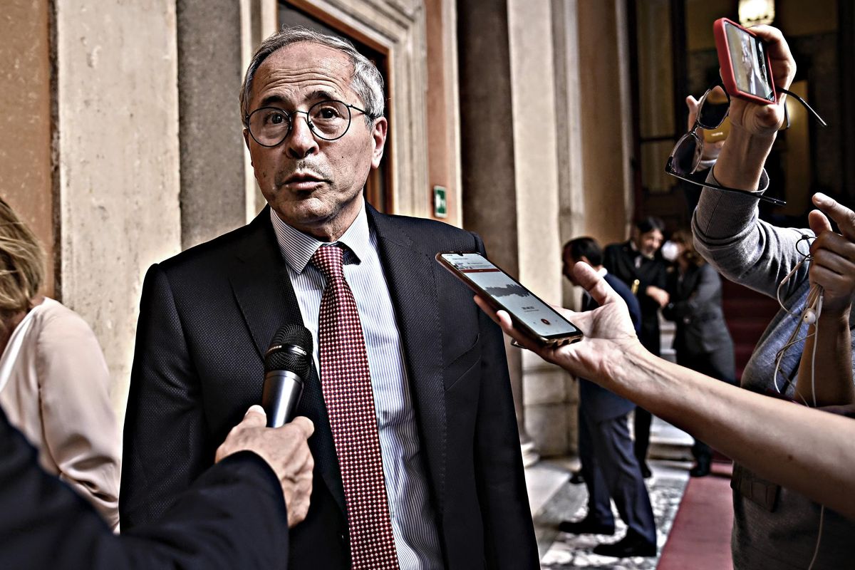 Crisanti cura la salute del suo portafogli: ricca aspettativa pagata e 9.000 euro dal Senato