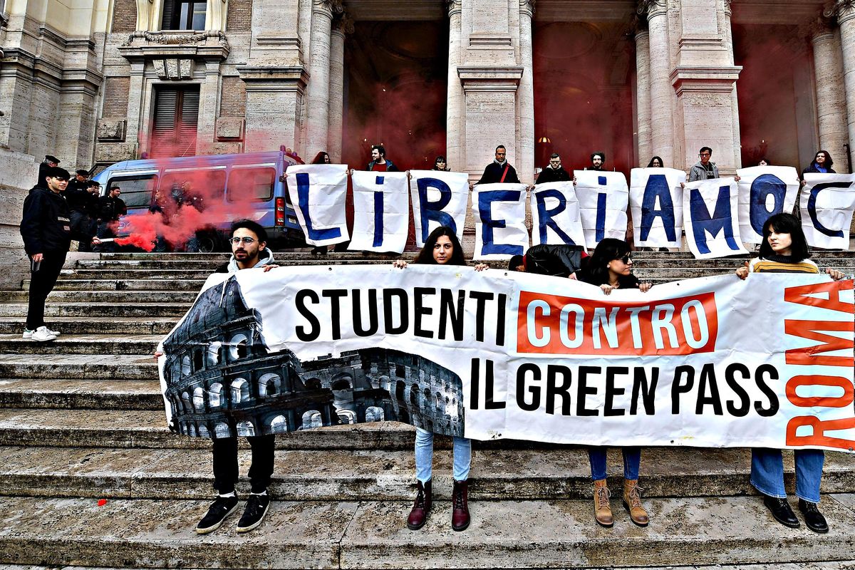 «Noi anti green pass repressi con l’appoggio dei collettivi»