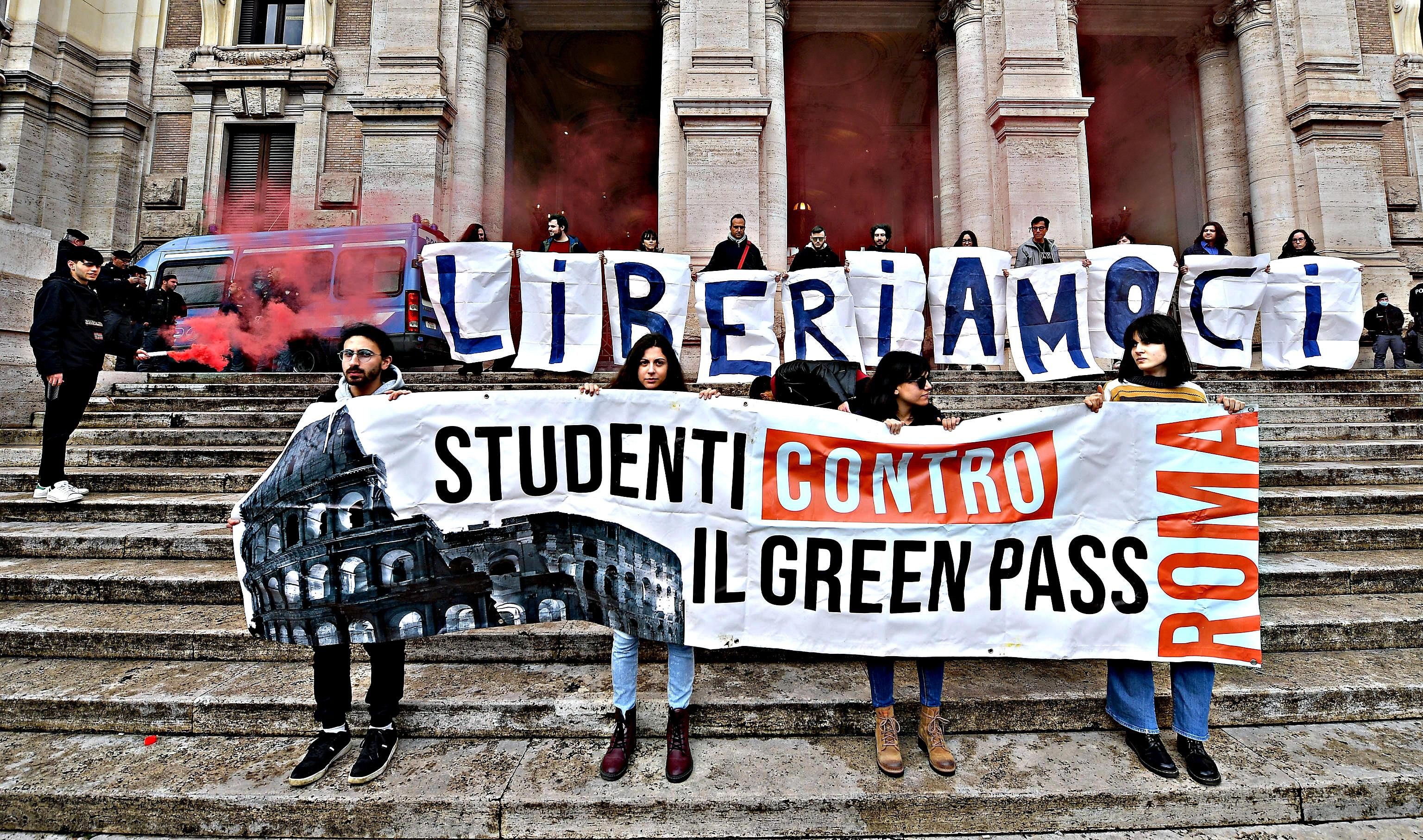 «Noi anti green pass repressi con l’appoggio dei collettivi»