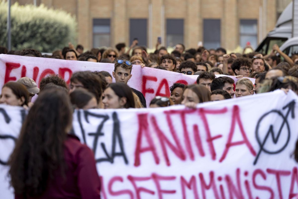 La messinscena dei finti rivoluzionari che aiutano il potere