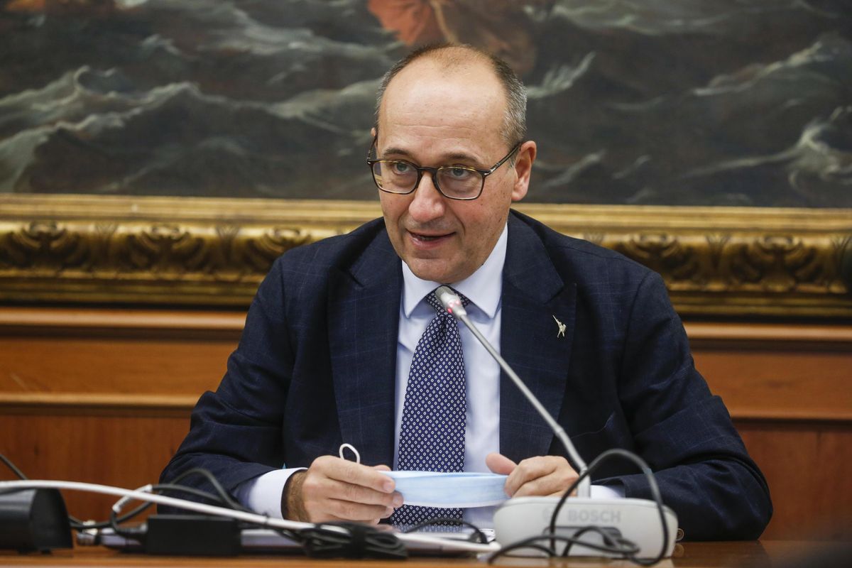 Alberto Bagnai: «Lo dice pure la Bce: il contante significa libertà, non evasione»