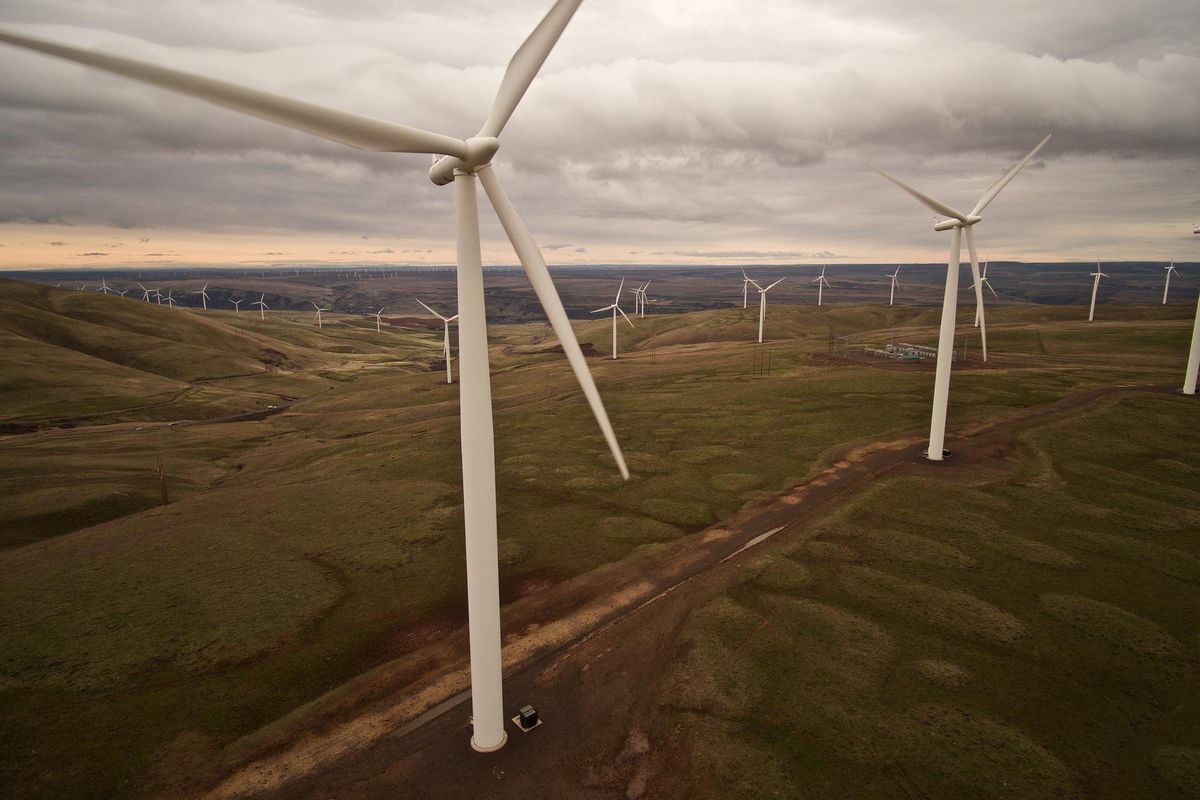 Sole e vento: quante balle sull’energia pulita