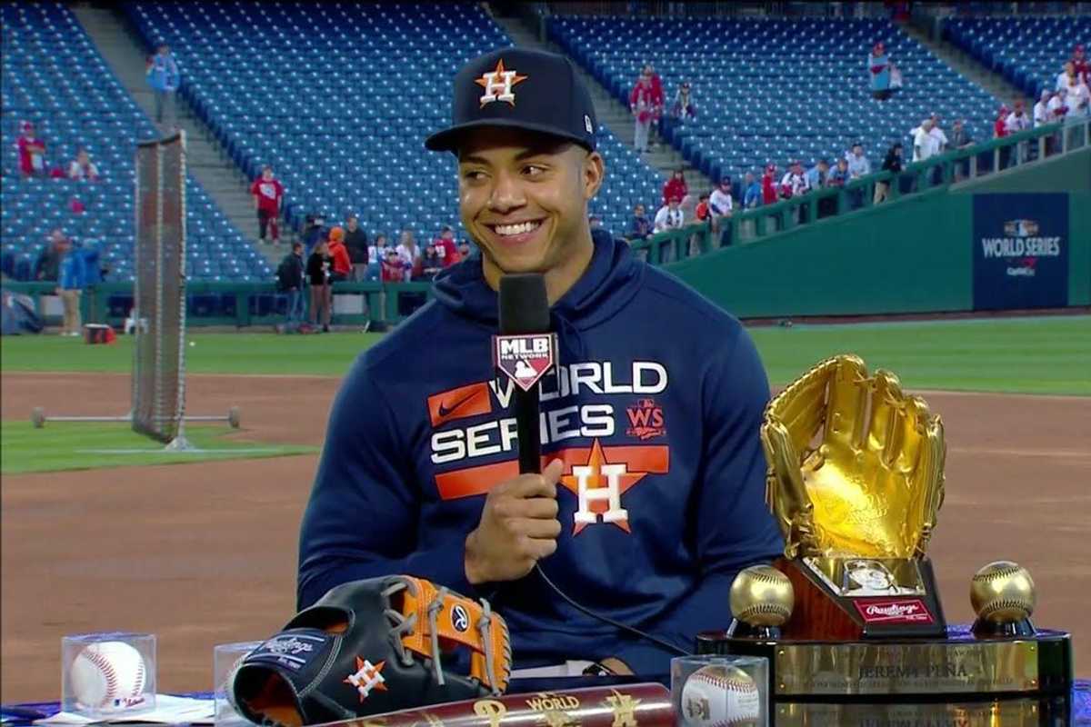 Astros' Jeremy Peña has strong reaction to being 1st rookie shortstop to win Gold Glove