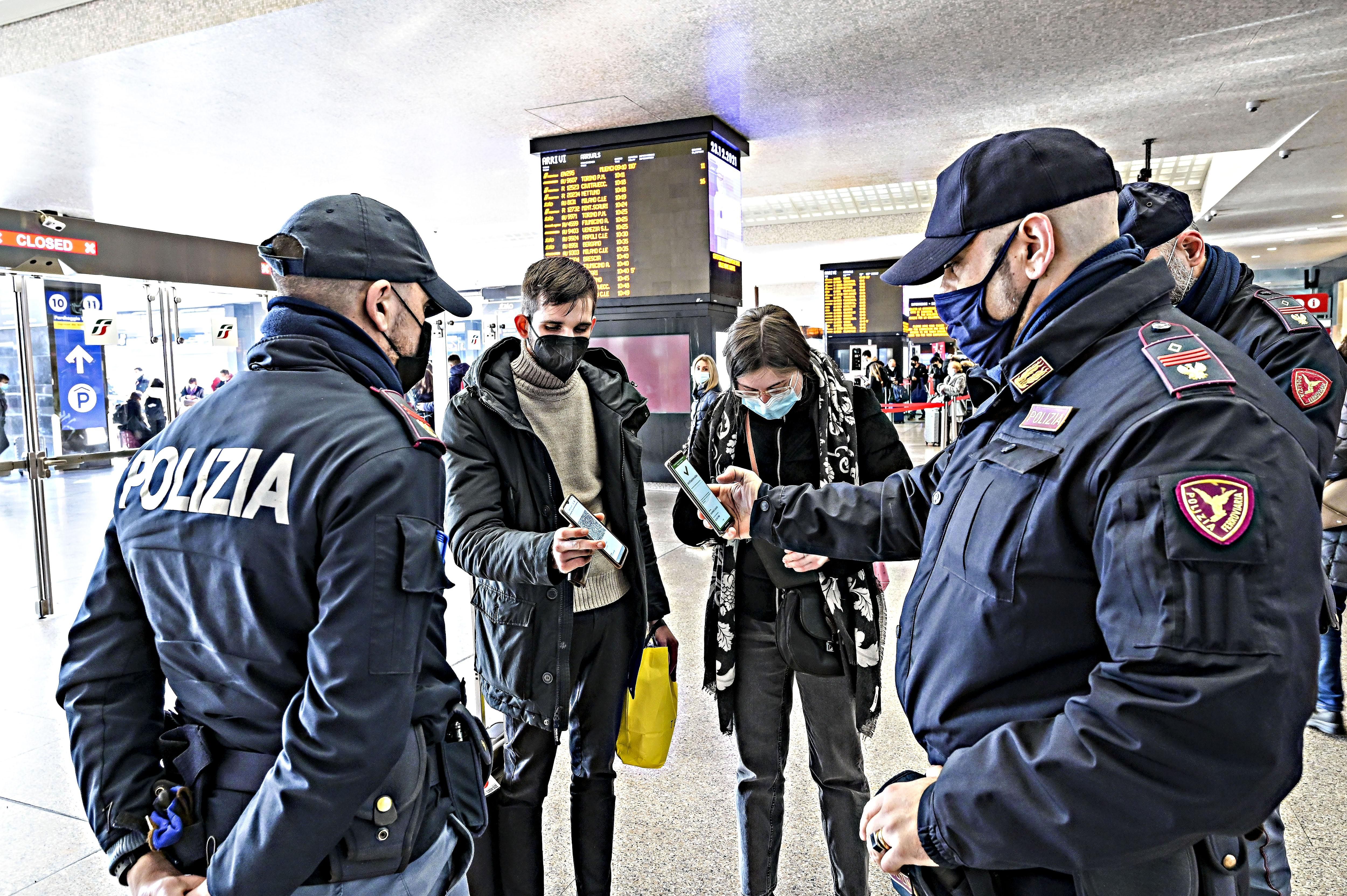 Segregavano i giovani, ora fanno i loro alfieri