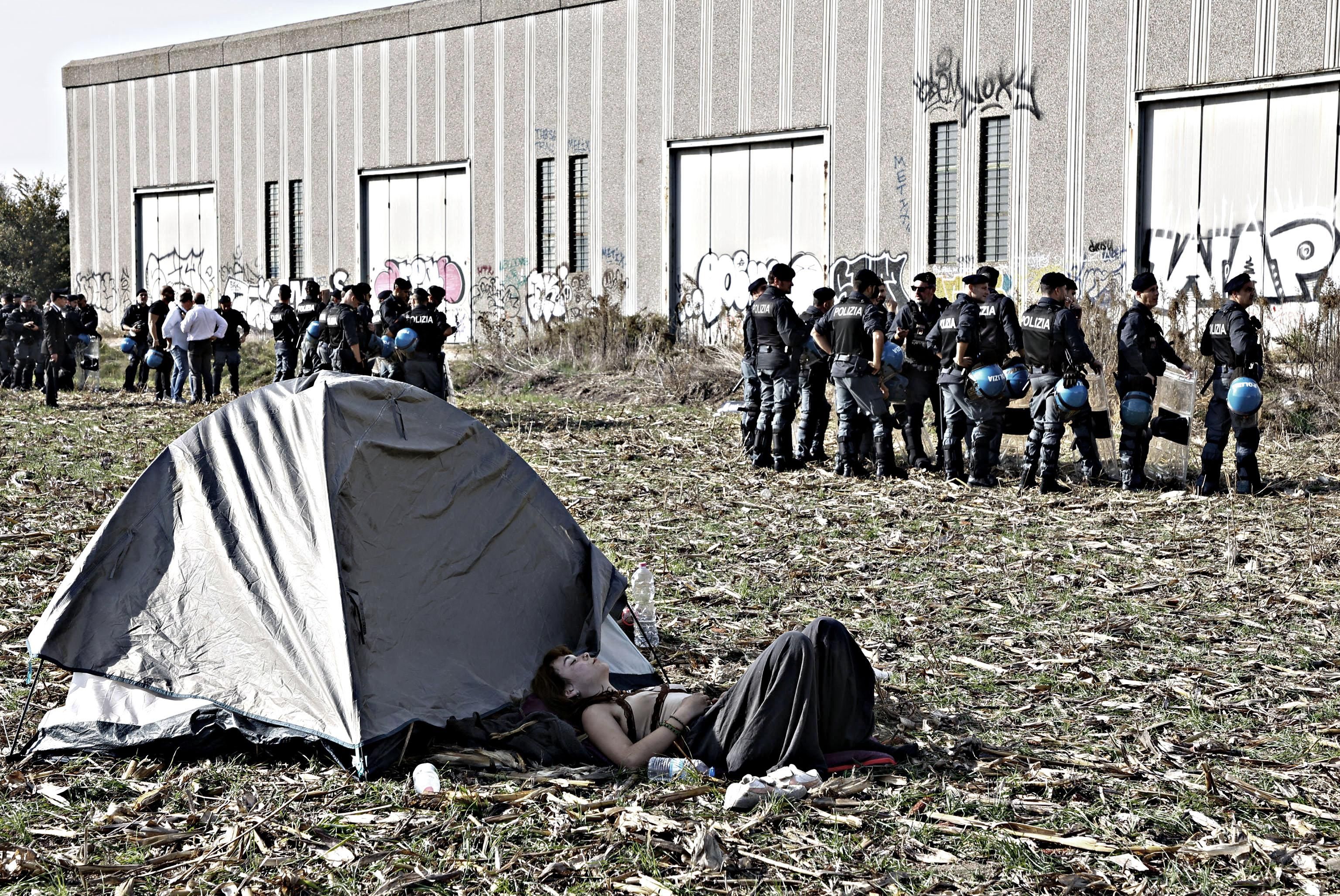 La Meloni rivendica il decreto anti rave: «Ne vado fiera». Forza Italia si smarca