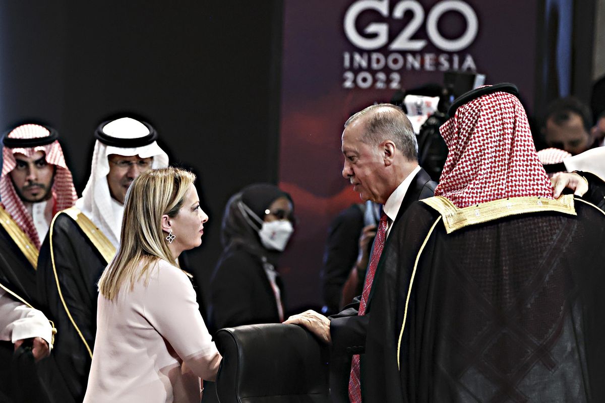 Crollano le bugie sulla Meloni isolata. Al G20 incontri con Biden ed Erdogan