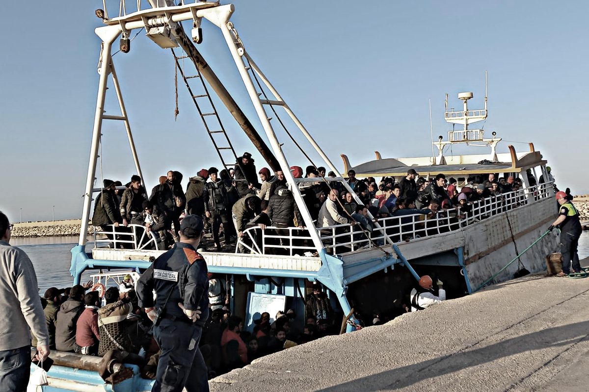La retata degli scafisti: 18 arresti. «I migranti? Buttateli in alto mare»