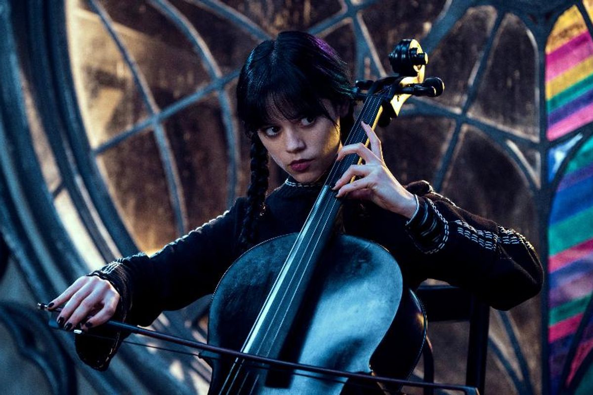 La Mercoledì firmata Tim Burton è uscita da casa Addams e fa faville