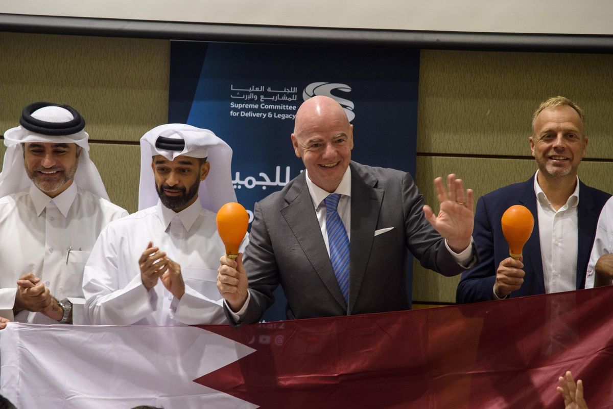 Calcio d’inizio per la grande farsa Mondiale