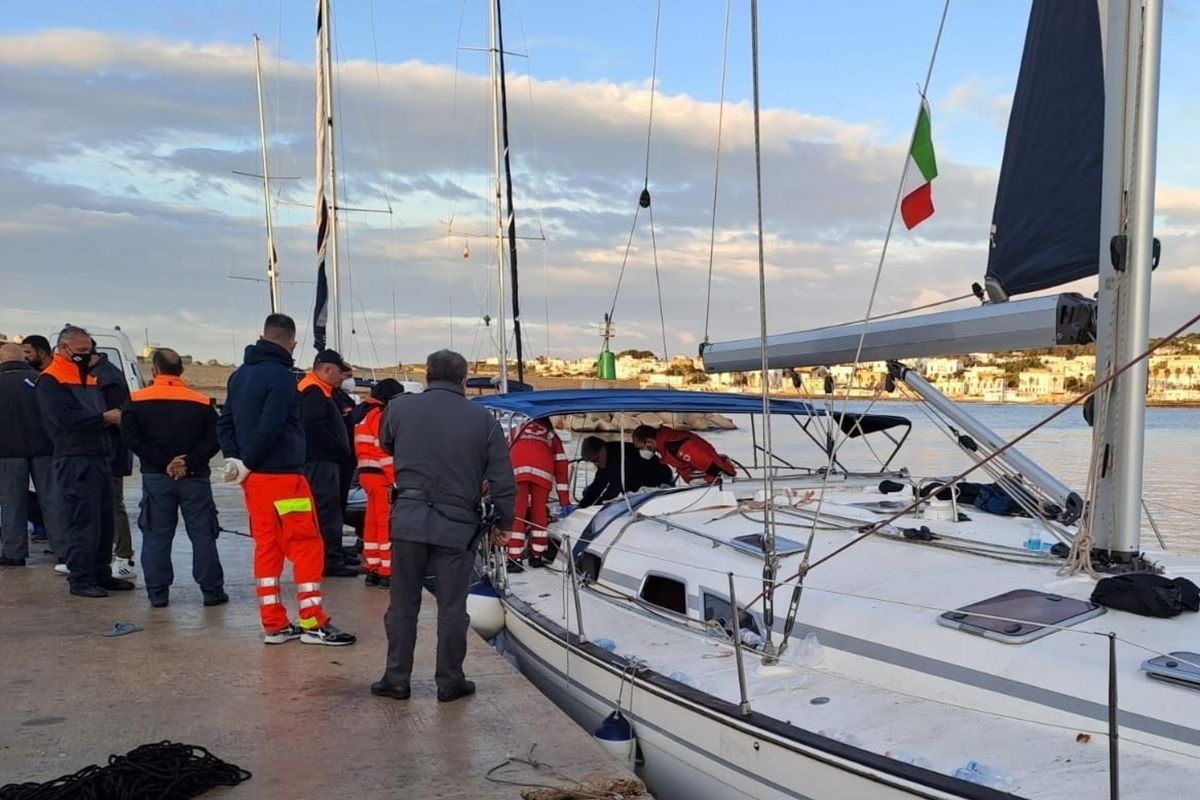 In una notte sbarcati in 249: più dell’intera Ocean Viking. Doppio blitz, presi 9 scafisti