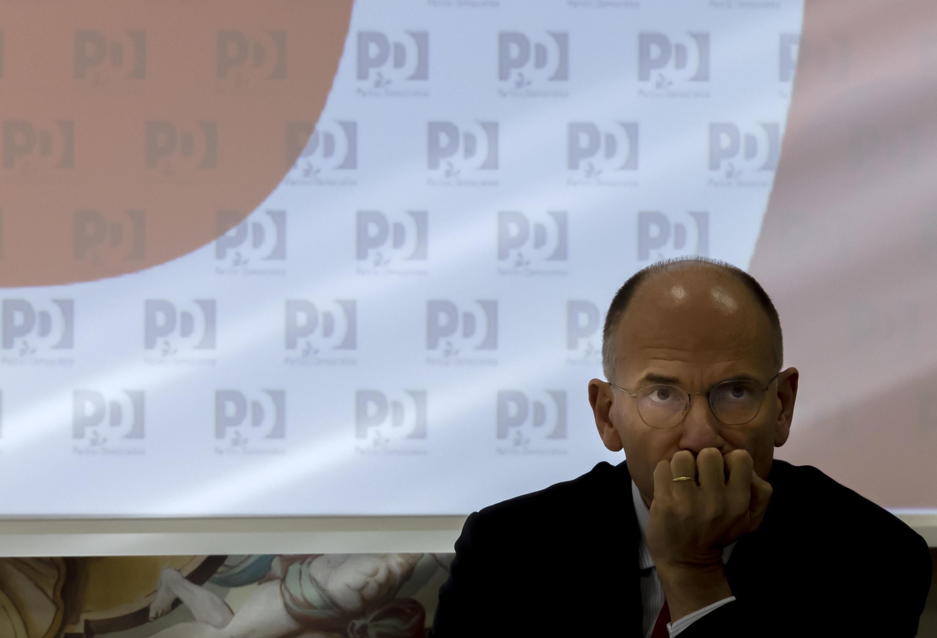 Letta apre le primarie a chiunque: il capolavoro che regala il Pd a Conte