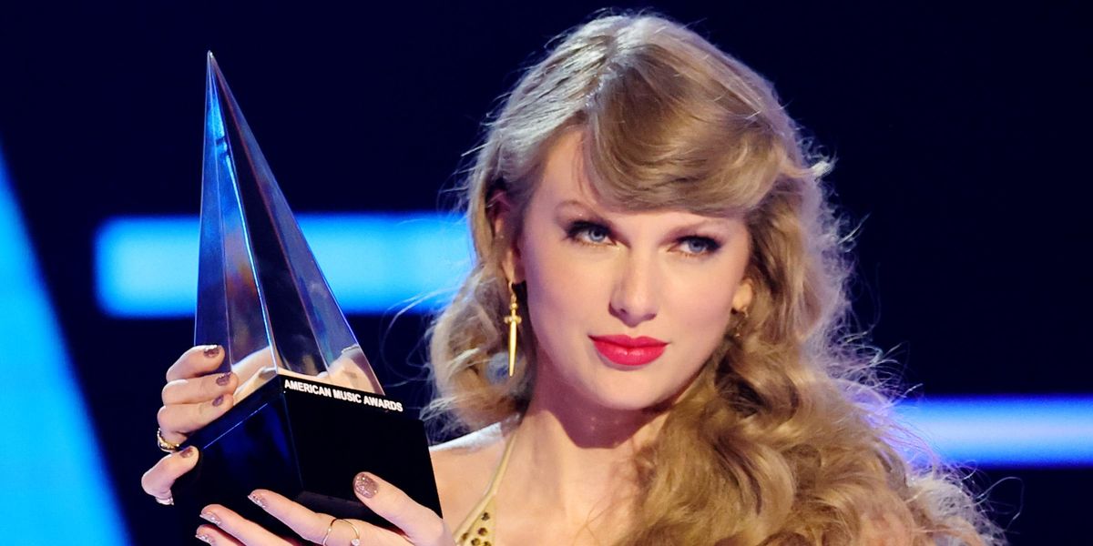 Taylor Swift dominates at American Music Awards 2022