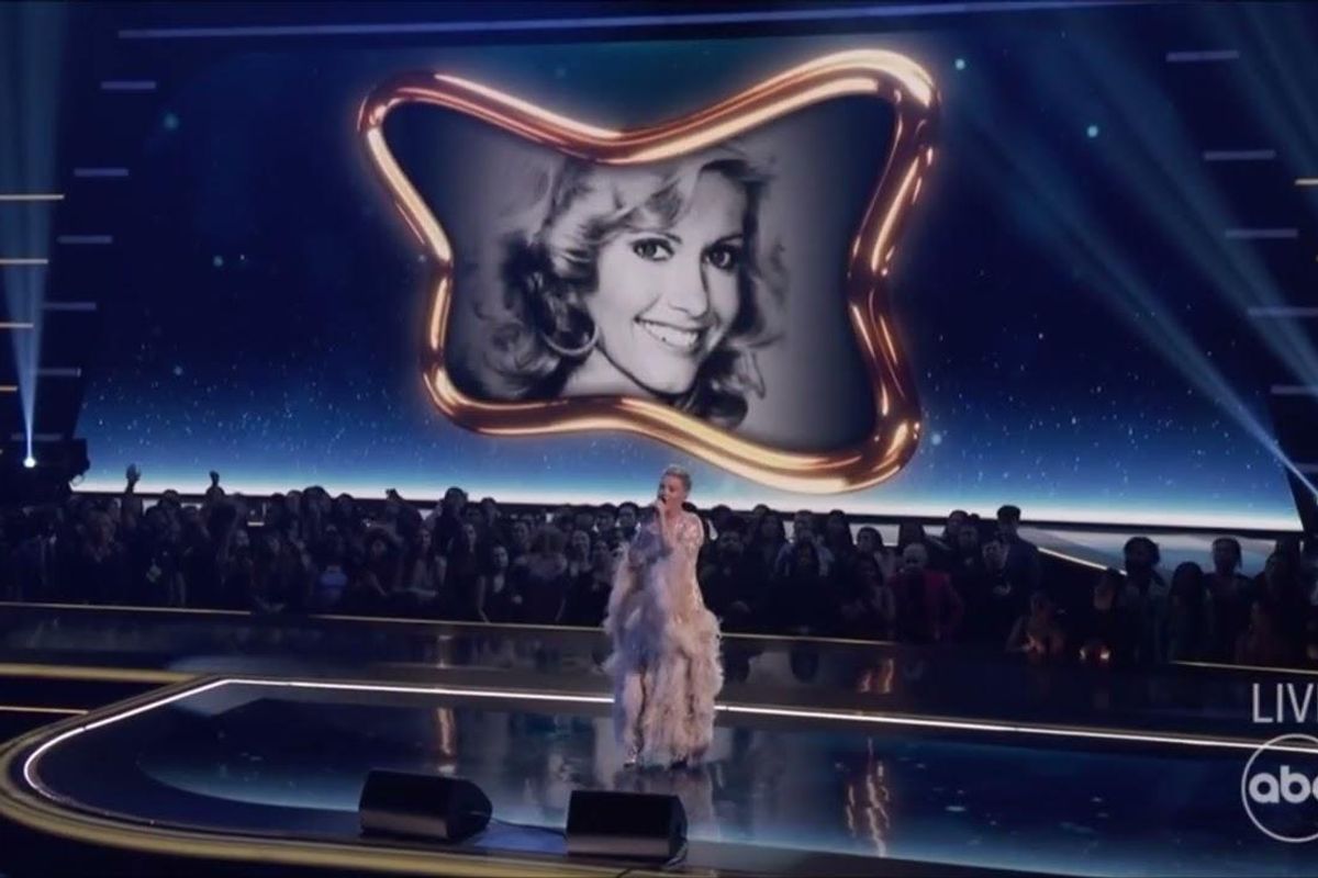 pink amas, pink hopelessly devoted, pink olivia newton john