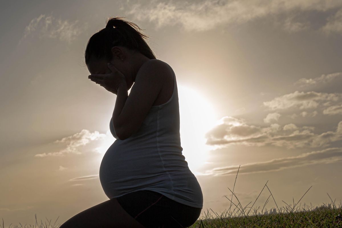 Non abortisce: le portano via il bambino