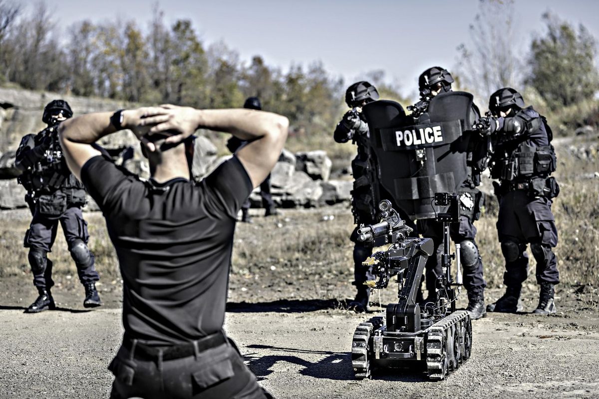 Agenti robot con licenza di uccidere. La polizia da incubo secondo i dem Usa