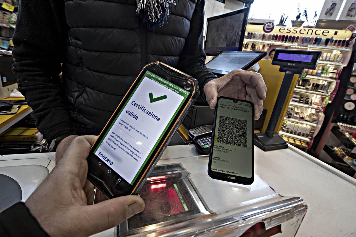 Insieme con l’obbligo, la Consulta ha promosso anche il green pass
