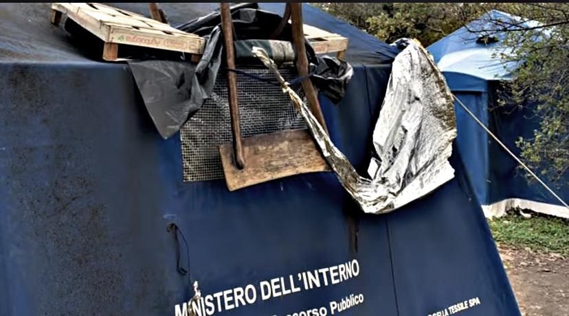 Centro vandalizzato dai richiedenti asilo. L’ira del sindaco: «Non li voglio più»