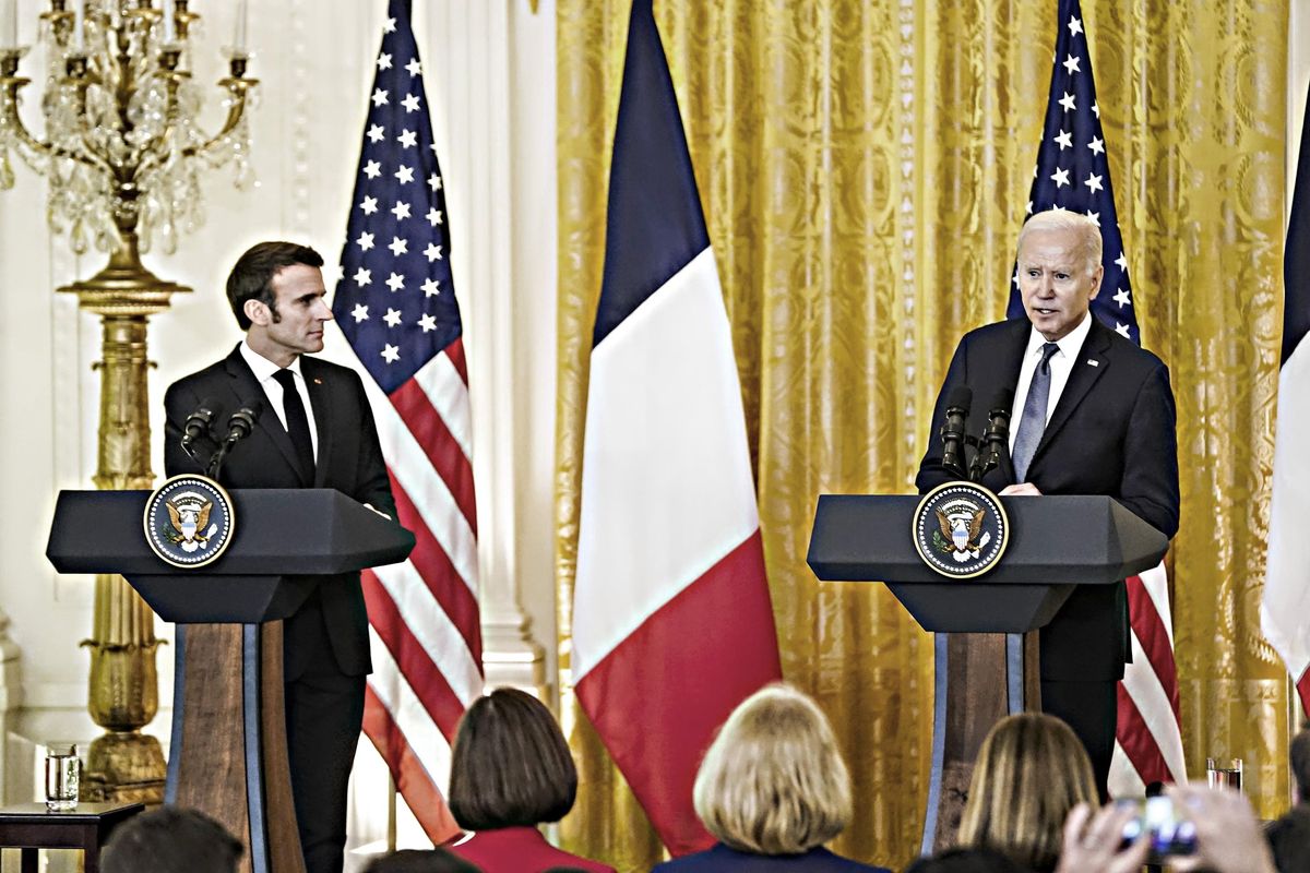 Biden e Macron divisi sui colloqui con Putin